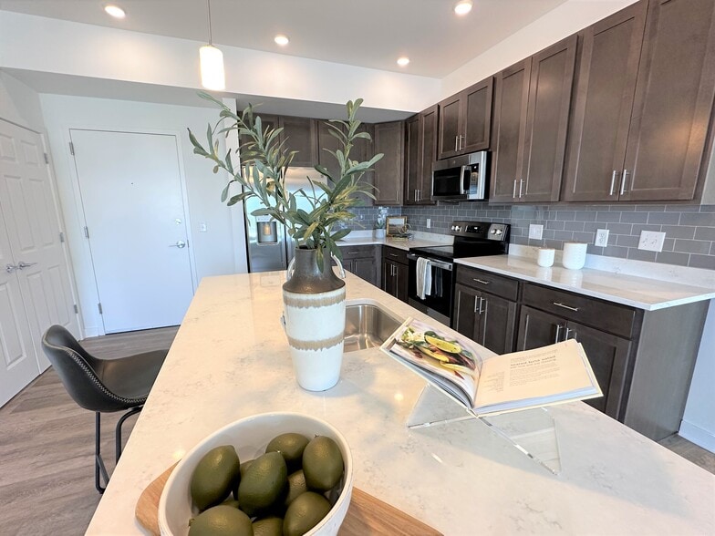 Kitchen Island - 660 E Cypress St