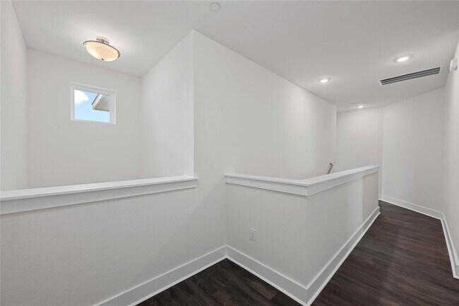 Building Photo - 1810 Roseburg Dr