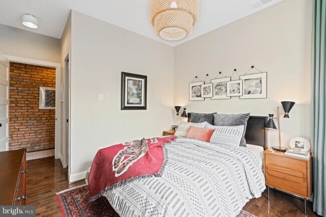 Building Photo - 1249 Kenyon St NW