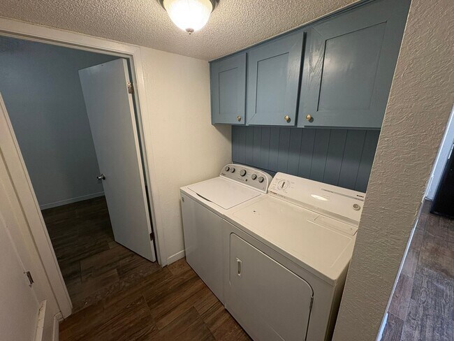 Building Photo - Lower valley duplex for rent