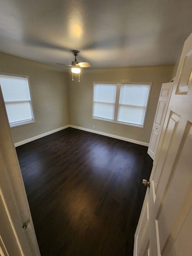 Building Photo - Cute & Cozy 2 Bedroom, 1 Bath House