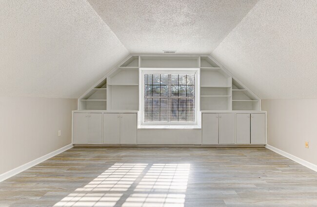 Building Photo - 7801 Autumn Creek Dr