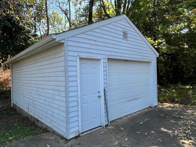 Building Photo - 3/1 on Spring Garden available 10/1/2026 - Beautiful inside + GARAGE