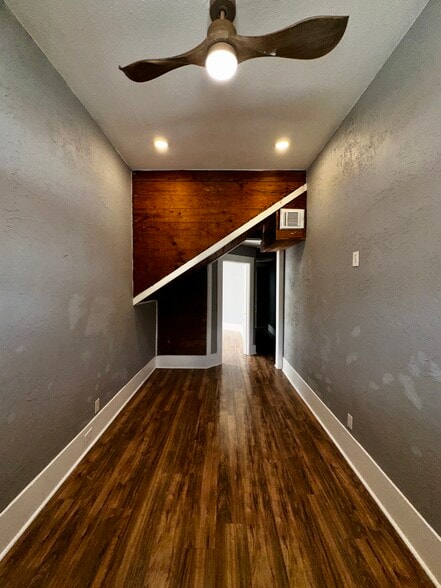 Building Photo - 2511 N Flores St