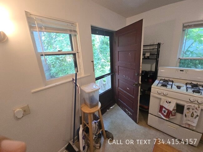 Building Photo - 110 E Summit-