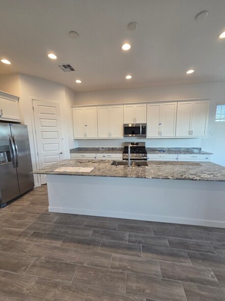 Building Photo - 23039 E Roundup Way