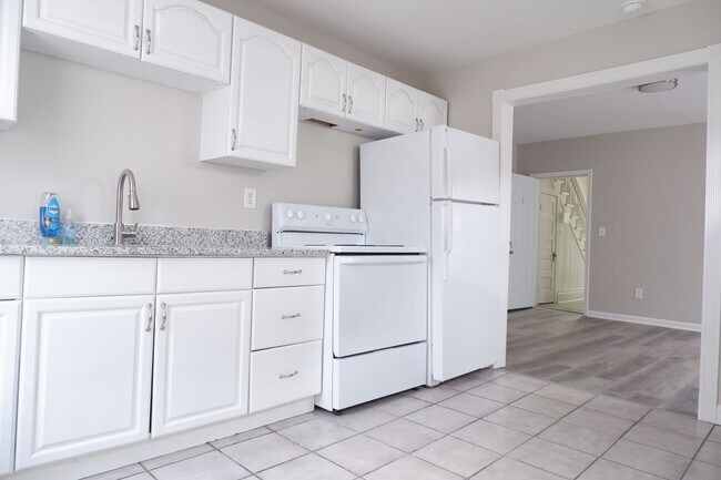 Building Photo - Must see two bedroom Apartment in bustling...