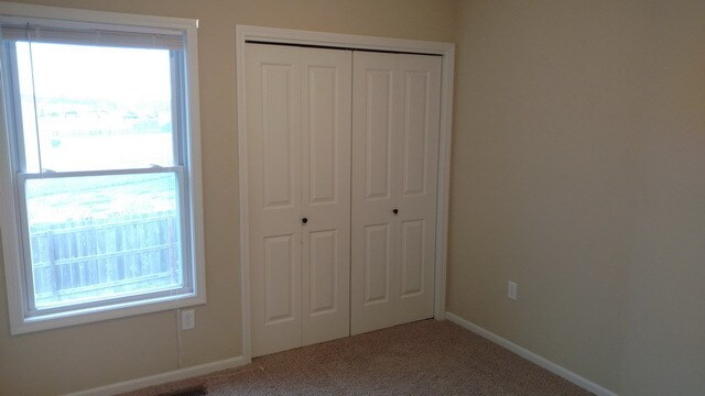 Building Photo - 4 bedroom, 3 bath home on quiet Cul-de-sac...