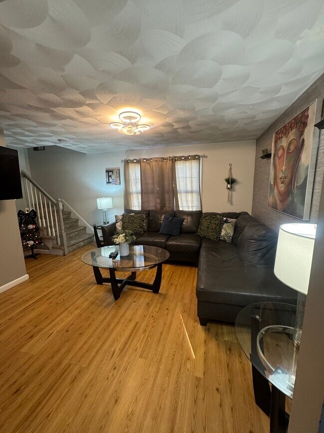 Building Photo - Spacious 2-Bedroom, 1.5-Bath Main-Floor Home in Providence