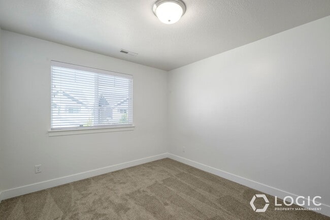 Building Photo - Beautiful Townhome in Lehi UT