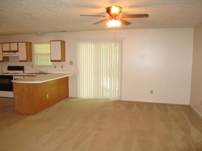Building Photo - 2 Bedroom, 1 bath apartment - Downstairs U...