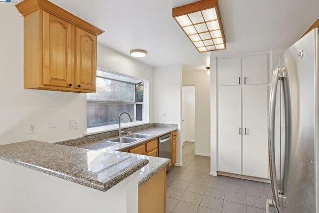 Building Photo - 2039 Alexander Ct