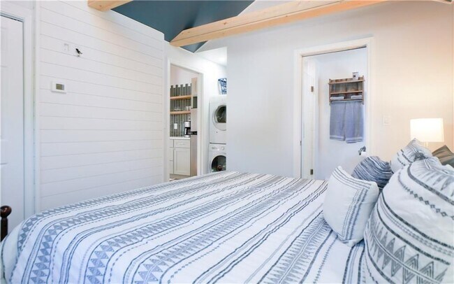 Building Photo - 38 Hilltop Ave