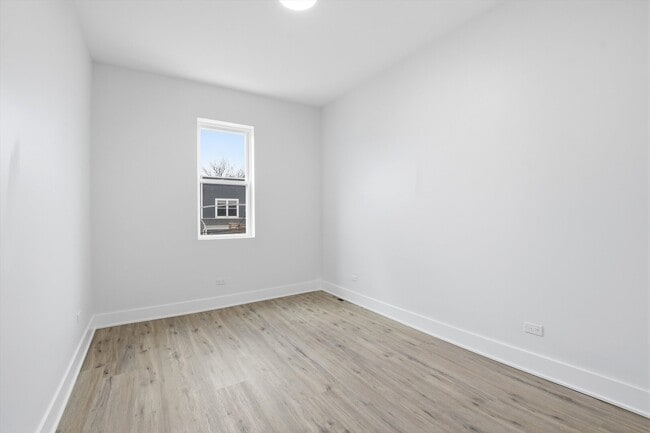 Building Photo - 3040 N Drake Ave