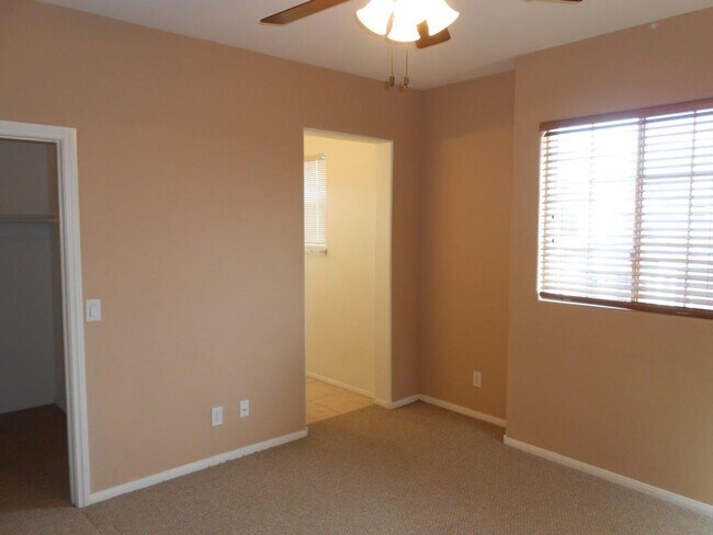 Building Photo - Spacious 2 Bedroom Home near Cactus and Ma...