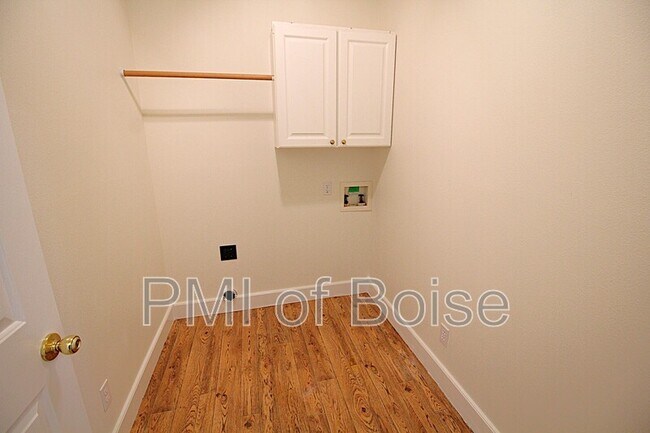 Building Photo - 85 S Linder Rd