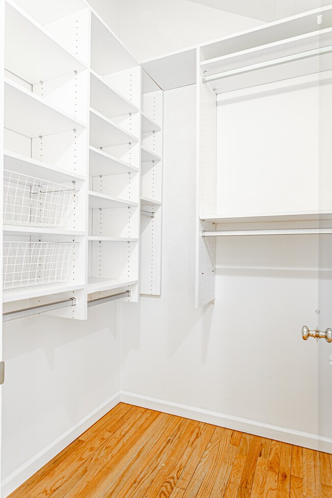 Walk-in - 109 Murray St