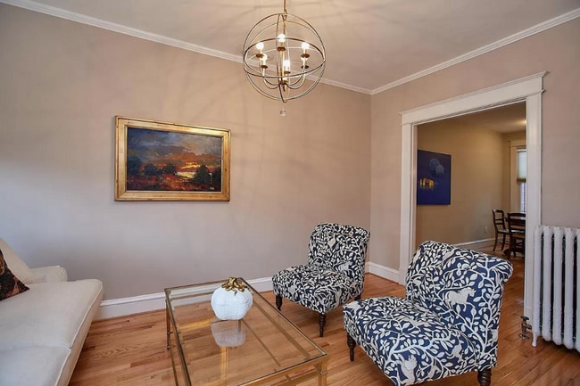 Building Photo - 3 level townhouse w 2br 2.5ba, parking spo...