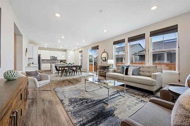 Building Photo - 860 Wildrose Pl