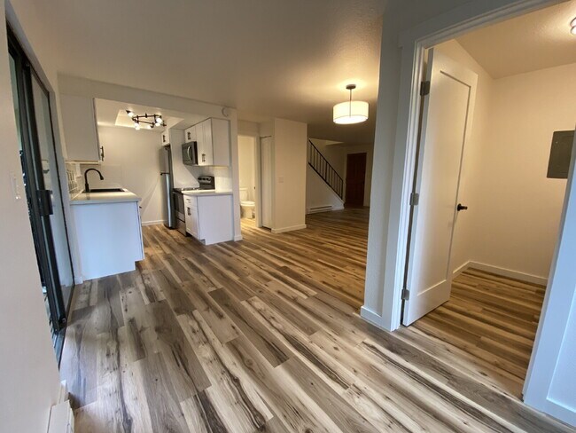 Building Photo - Spacious 3-Bedroom Remodeled Townhome in F...