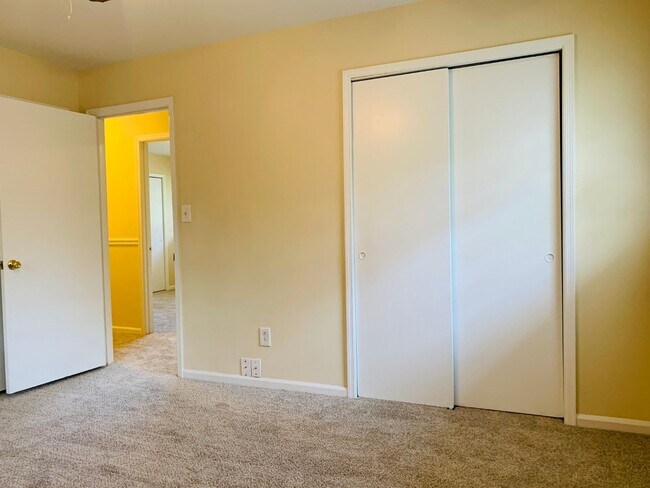 Building Photo - Wow, great location, newly renovated, 4 beds/2 bath, private fenced yard, sun room/office, must see!