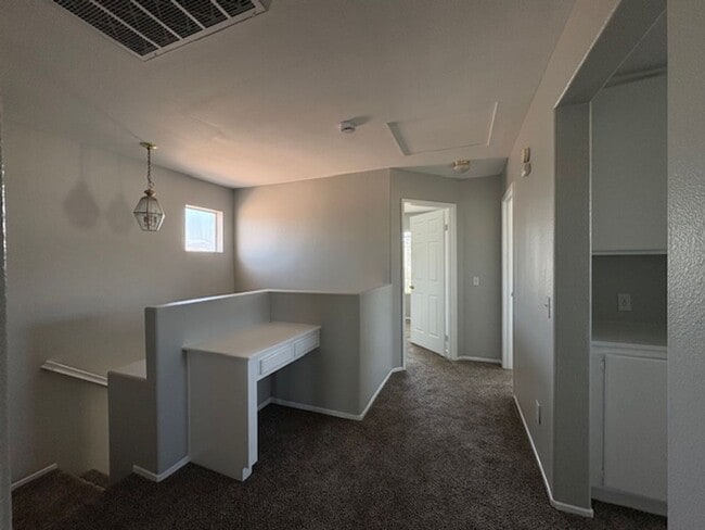 Building Photo - 4 Bedroom with NEW Carpet & Paint