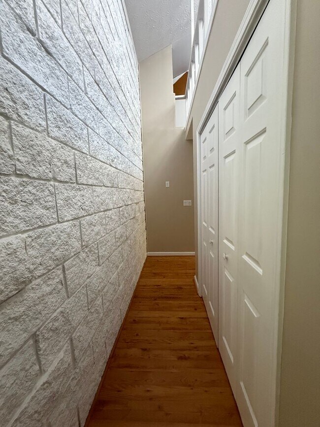 Building Photo - 3 Bedroom Townhome located walking distanc...