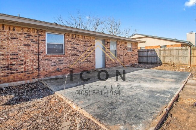 Building Photo - 1038 S Highland Dr