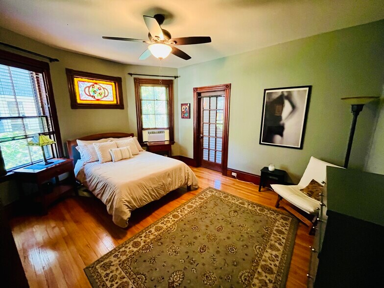 Full-size bed - 41 Boylston St