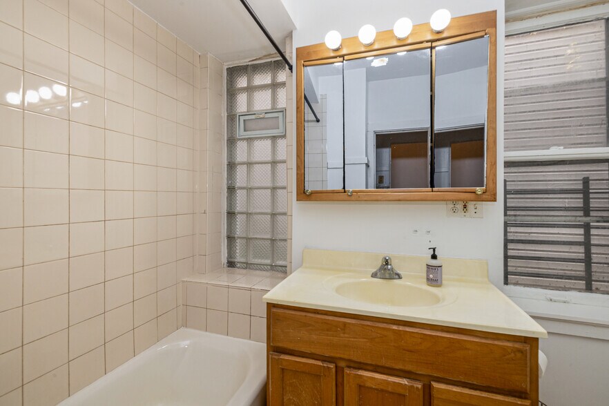 Bath - 2772 N Bremen St