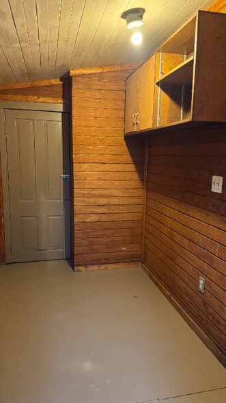 Building Photo - 412 E 5th St