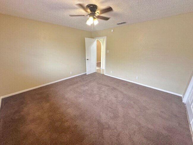 Building Photo - AVAILABLE NOW!