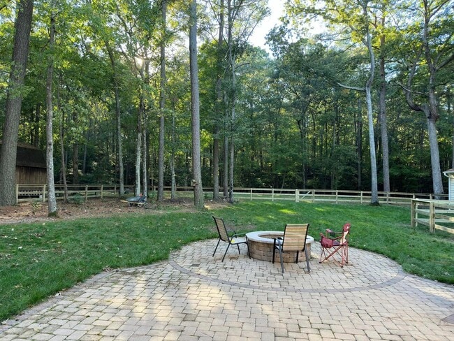 Building Photo - Move In Ready 4 Bedroom House in Yorktown!