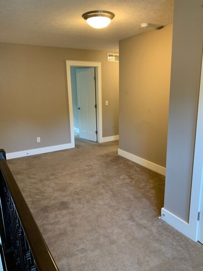 Building Photo - Beautiful 3 bedroom 2 1/2 bath home