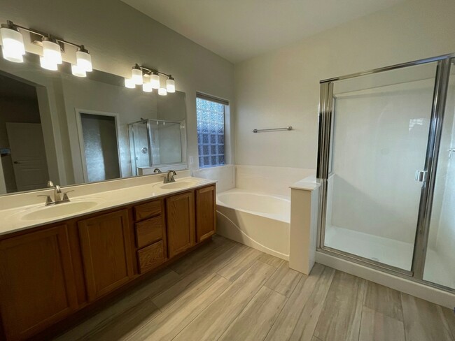 Building Photo - 2117 E Riviera Dr
