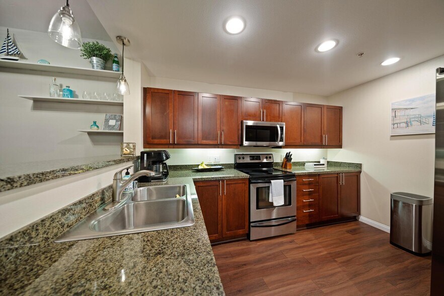 large kitchen with all modern appliances - 253 10th Ave