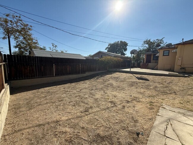 Building Photo - 334 B St