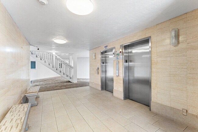 Building Photo - 301 Lake Shore Dr