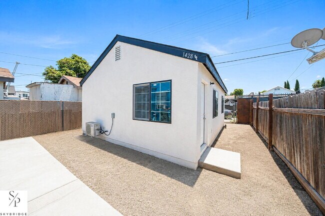 Building Photo - "Cozy 1-Bedroom Gem in Los Angeles – Your Perfect Urban Retreat!"