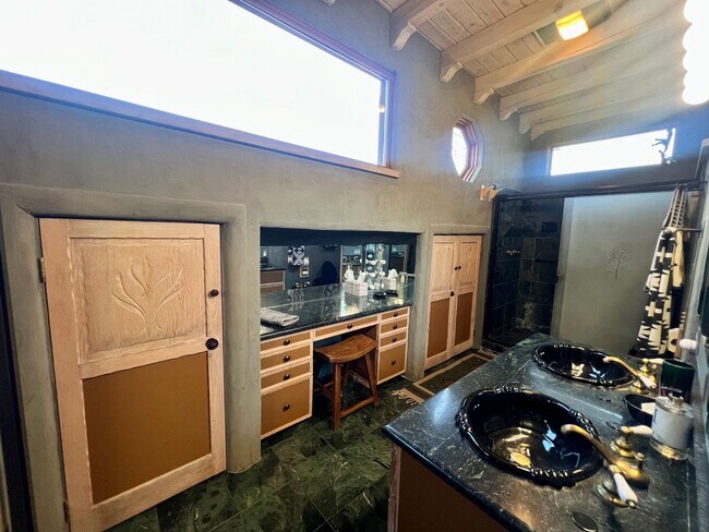 Building Photo - Golf course location with Fitness Center F...