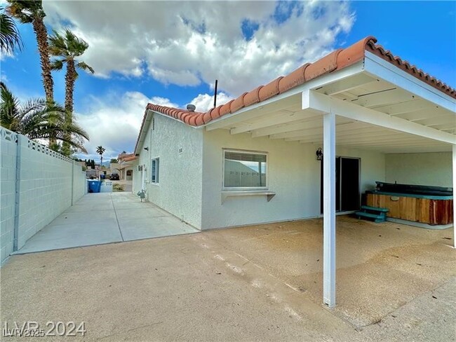 Building Photo - 401 Holcomb
