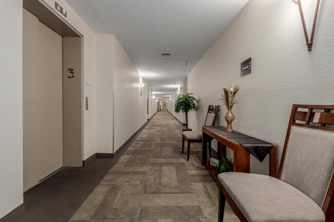Building Photo - 425 S Parkcrest