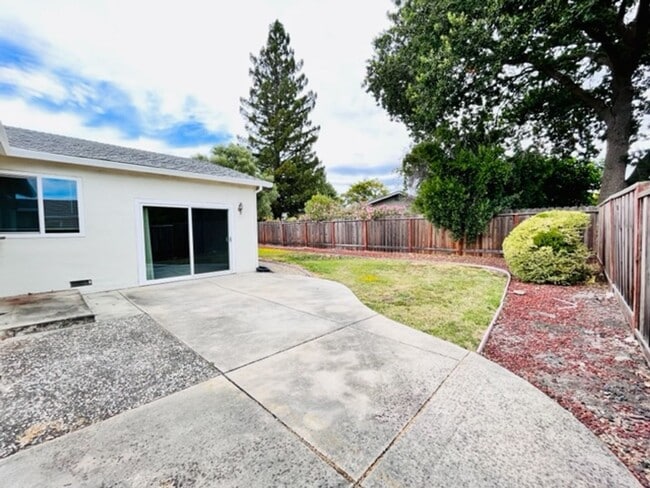 Building Photo - Move-In Ready 4BD/2BA Single Story, Ranch-...