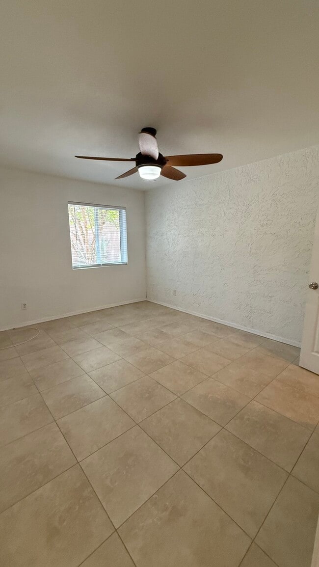 Building Photo - Paradise Valley 1br Condo with Pool