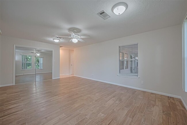 Building Photo - 1372 W Pine Lake Cir