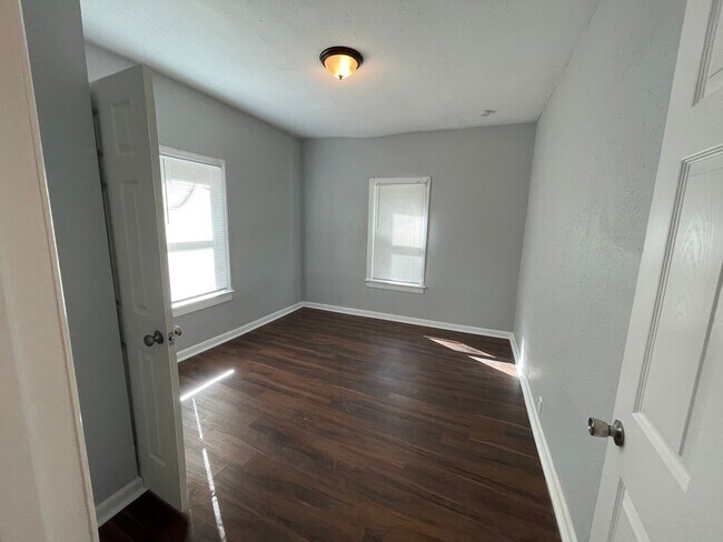 Building Photo - Charming 3 bedroom 2-Bath Bungalow-West Jacksonville 32254!