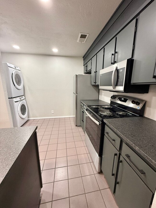 Building Photo - Newly renovated 2-bed/2-bath