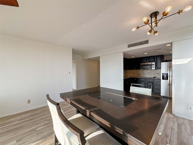 Building Photo - 2016 Main St