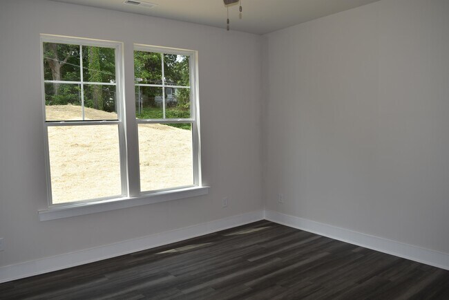 Building Photo - 1009 Justice Ave