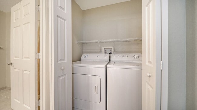 Building Photo - Annual furnished OPTIONAL 2-bed 2-bath upscale condo in the Broadway Promenade